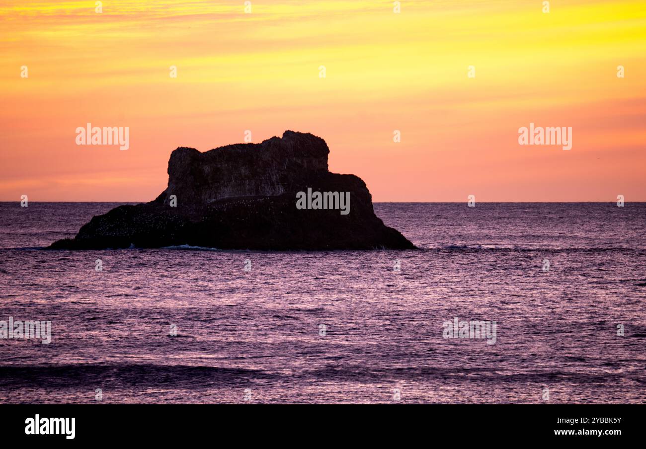 Die Küste Oregons am Cannon Beach in der Abenddämmerung Stockfoto