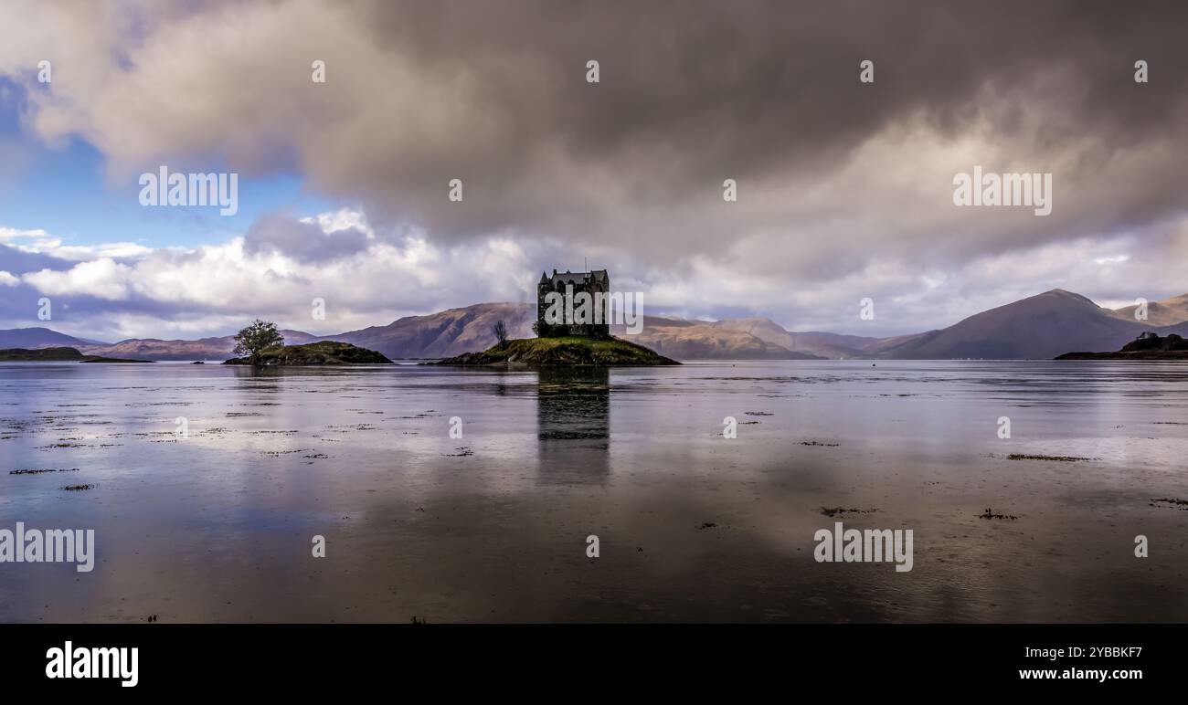 Das alte Castle Stalker auf einer Insel in Loch L Stockfoto