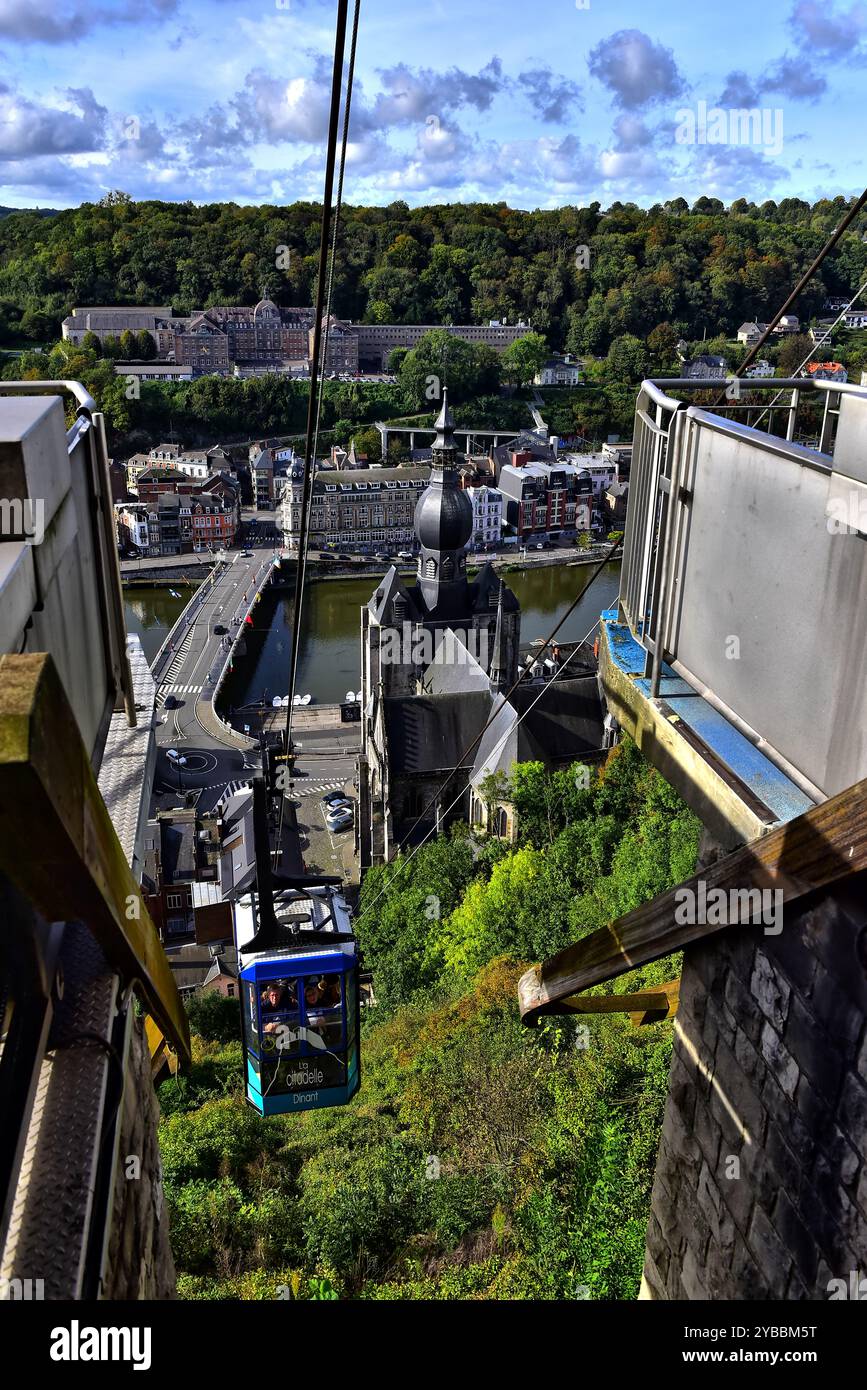 Dinant und die Stiftskirche unserer Lieben Frau von Dinant aus Sicht von der Seilbahnstation an der Zitadelle, Dinant, Belgien Stockfoto