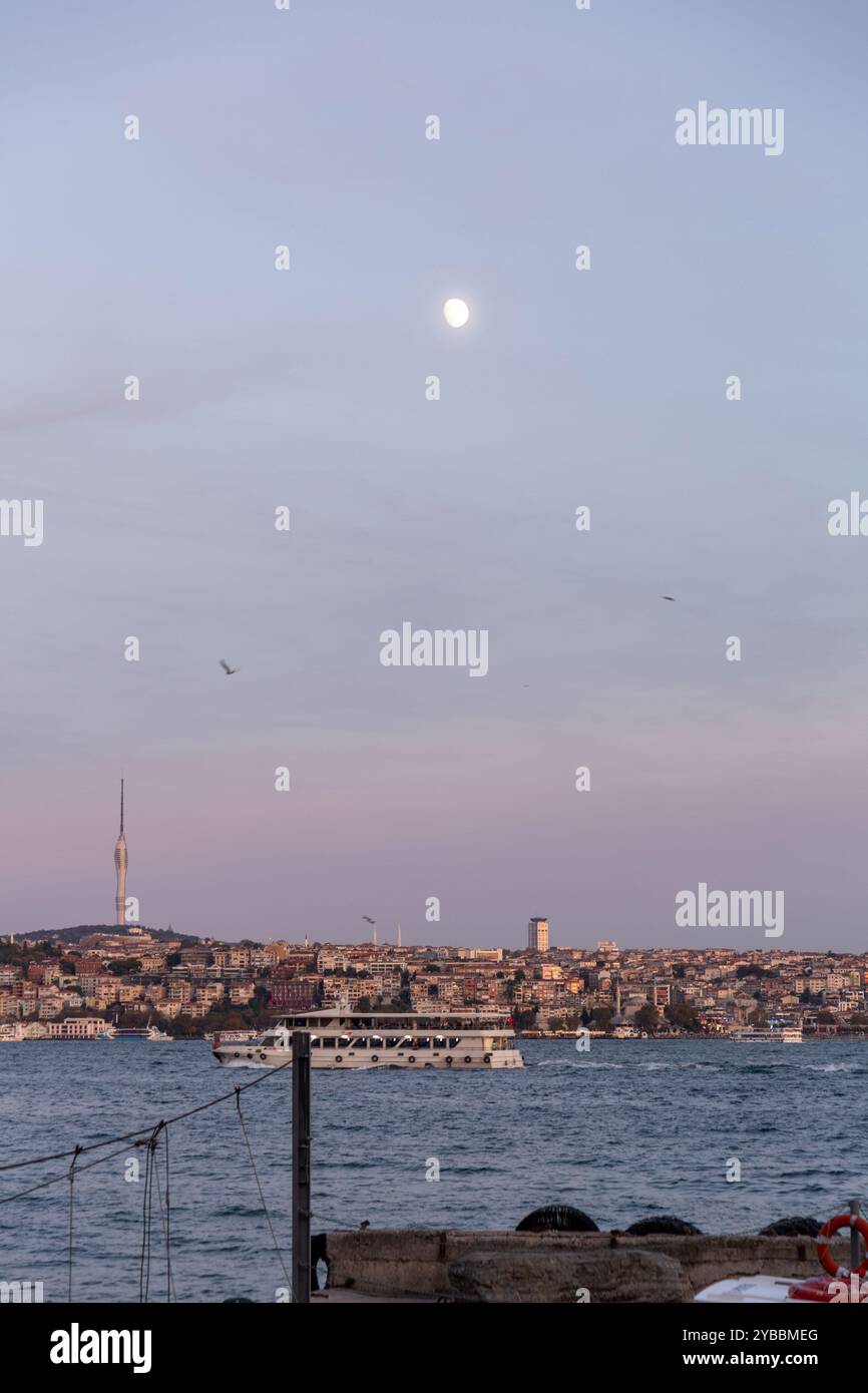 Istanbul, Turkiye - 14. Oktober 2024: Skyline-Blick von Istanbul aus der Mitte des Bosporus, Wohngebäude, Geschäftstürme und Moscheen Stockfoto