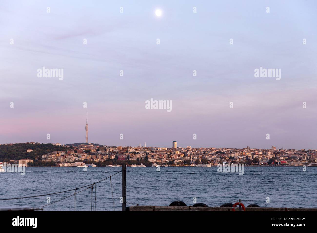 Istanbul, Turkiye - 14. Oktober 2024: Skyline-Blick von Istanbul aus der Mitte des Bosporus, Wohngebäude, Geschäftstürme und Moscheen Stockfoto