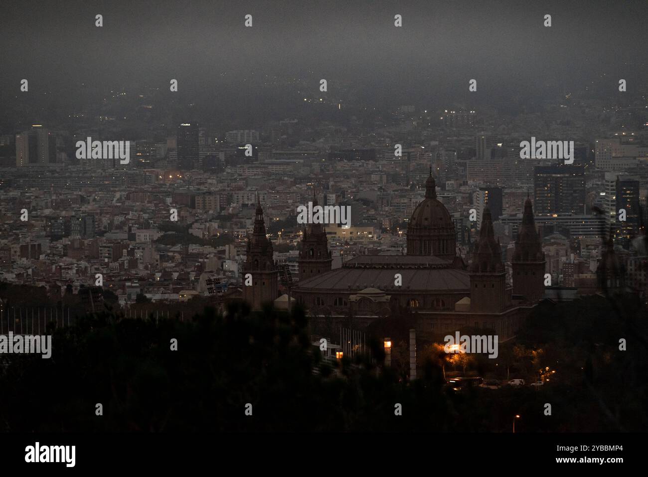 Barcelonas Palau Nacional-Gebäude wird in der Abenddämmerung als Dunst über die Stadt gezogen. Stockfoto