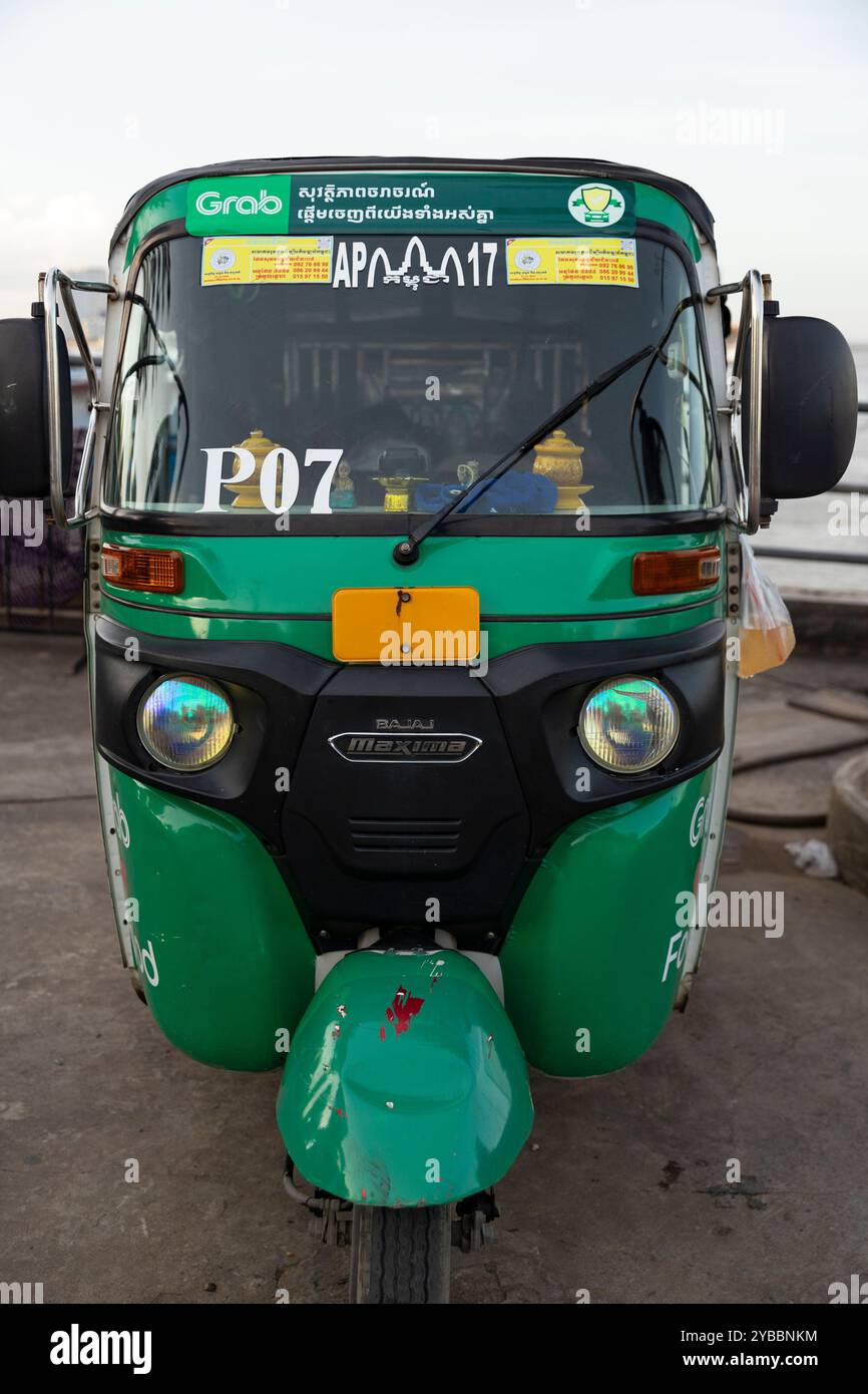 Auto-Rikscha (Tuk-Tuk) im Zentrum von Phnom Penh, Kambodscha Stockfoto