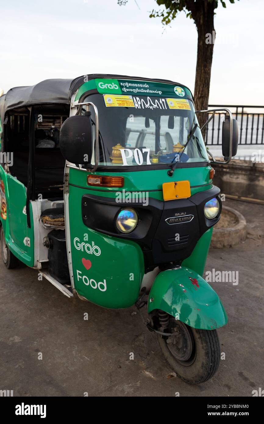 Auto-Rikscha (Tuk-Tuk) im Zentrum von Phnom Penh, Kambodscha Stockfoto