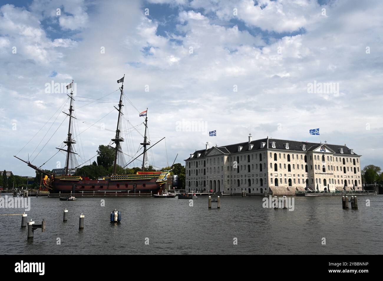 Amsterdam, Niederlande - 24. August 2024: Das Het Scheepvaartmuseum (Het Scheepvaartmuseum) ist ein maritimes Museum in Amsterdam. Stockfoto