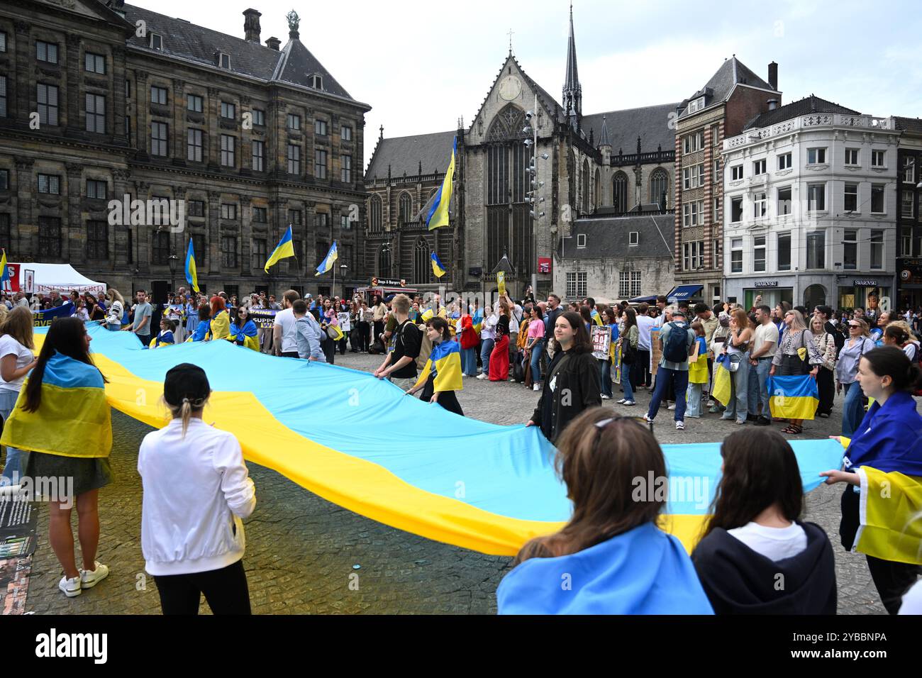 Amsterdam, Niederlande - 24. August 2024: Menschen halten ukrainische Fahnen während des Unabhängigkeitstages der Ukraine im Zentrum von Amste Stockfoto