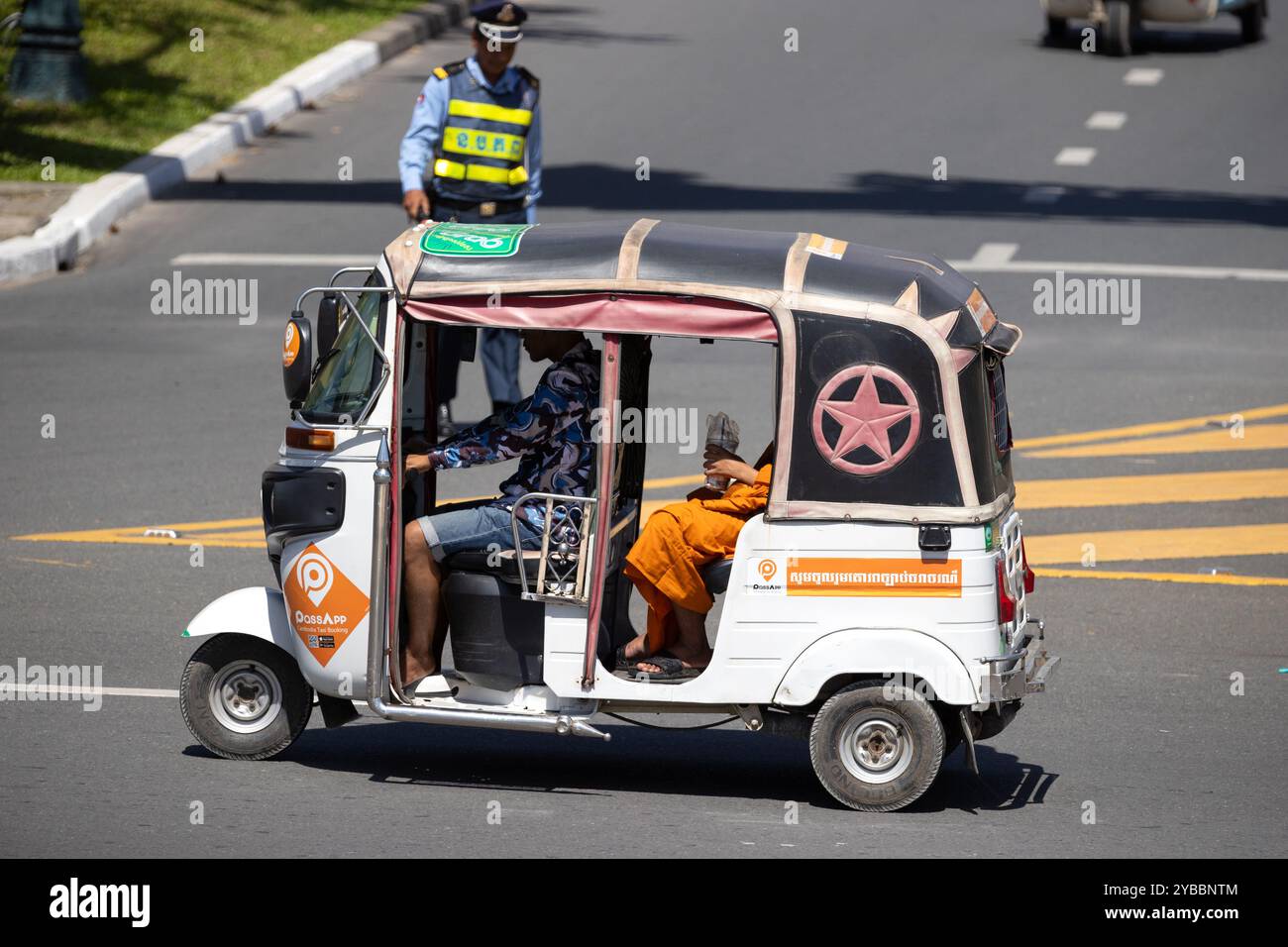 Auto-Rikscha (Tuk-Tuk) im Zentrum von Phnom Penh, Kambodscha Stockfoto