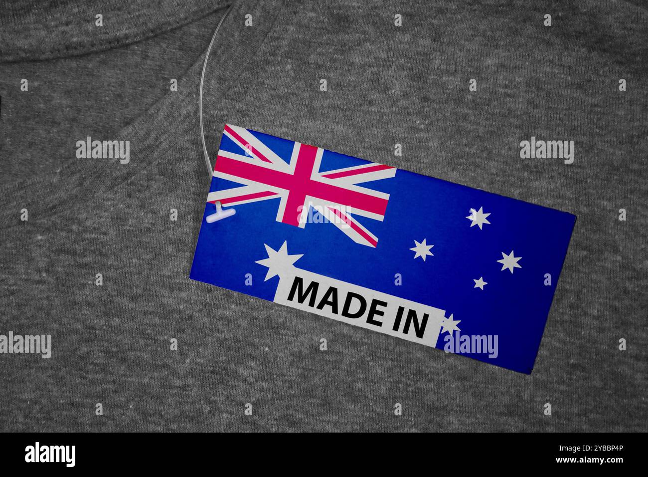 Ein Schild mit der Aufschrift „Made in Australia“ an einem T-Shirt. Stockfoto