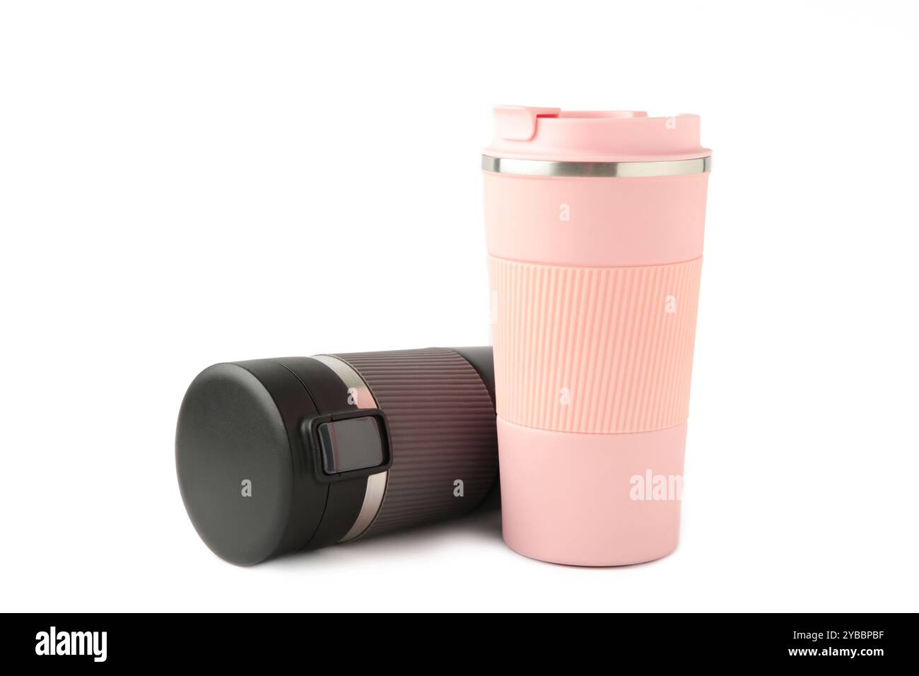 Zwei Thermobecher oder Thermoskannen für Tee oder Kaffee isoliert auf weißem Hintergrund. Schwarz und rosa für ihn und sie. Heißgetränk für Paare. Draufsicht Stockfoto