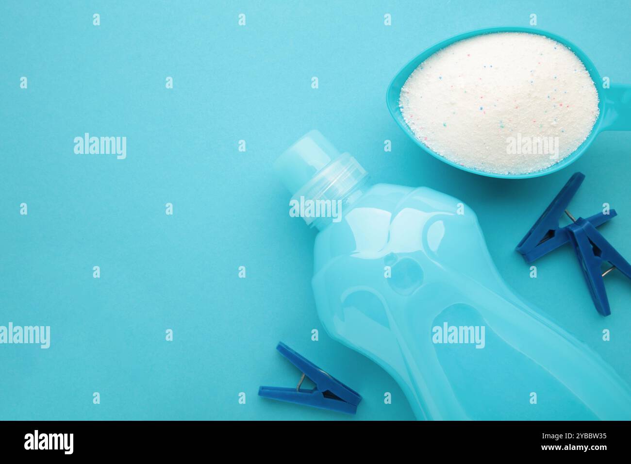 Waschmittel mit Waschpulver auf blauem Hintergrund. Draufsicht Stockfoto