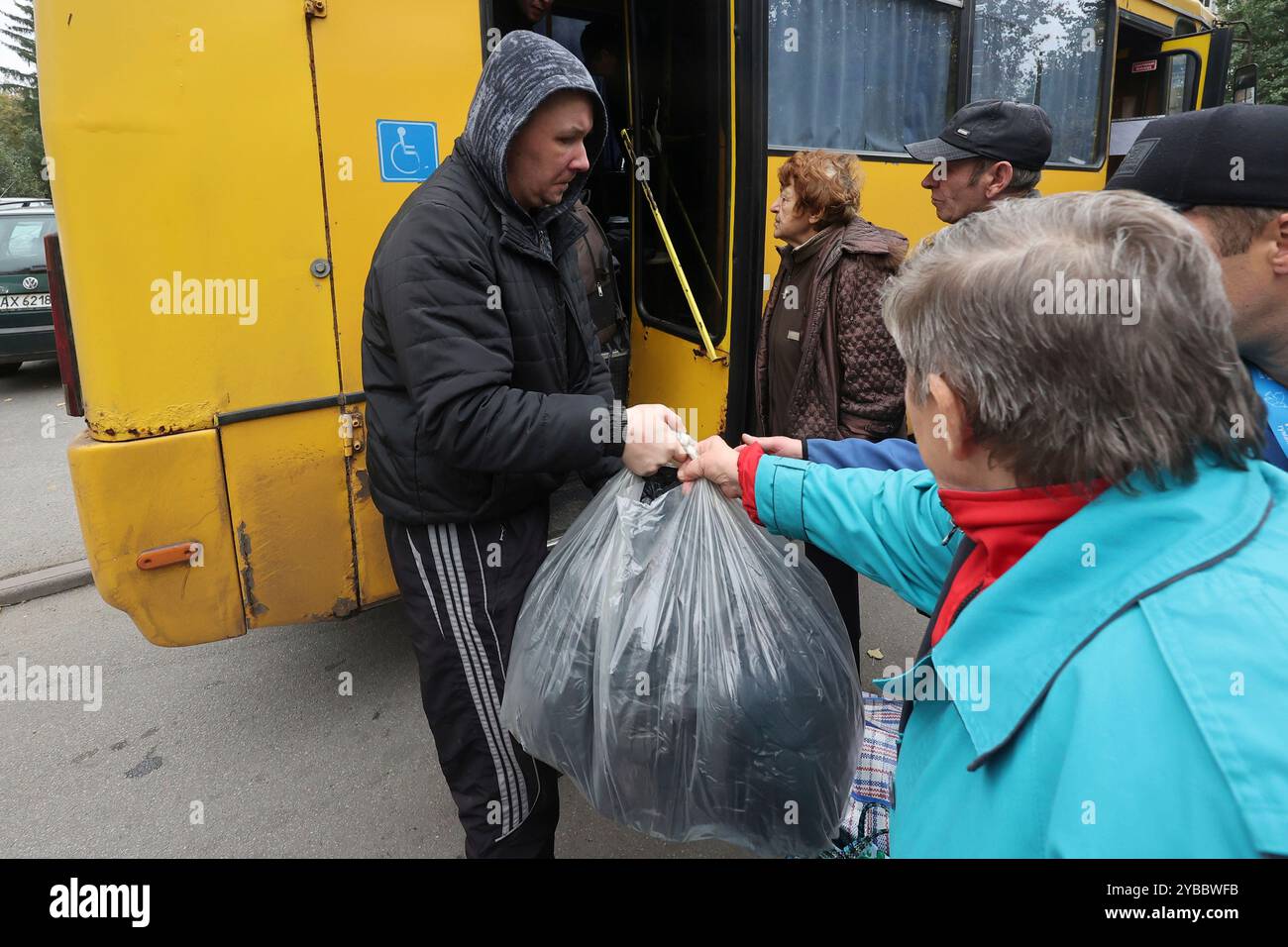 CHARKIW, UKRAINE - 17. OKTOBER 2024 - Menschen aus der Gemeinde Kupiansk kommen an einem Evakuierungspunkt an, da die obligatorische Evakuierung aus vier Gemeinden in der Region Charkiw aufgrund der Feindseligkeiten begonnen hat, Charkiw, Nordostukraine. Stockfoto