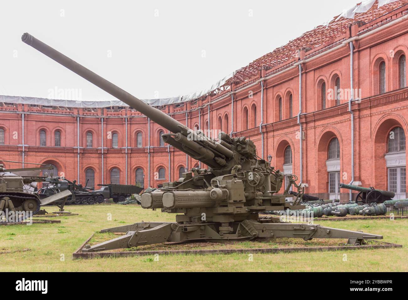 RUSSLAND; SANKT PETERSBURG - 8. JULI - 130-mm-Flugabwehrkanone KS-30, Mod. 1952. Gewicht, kg: Guns-23 000,Shell-33 im Militärhistorischen Museum am 8. Juli; Stockfoto