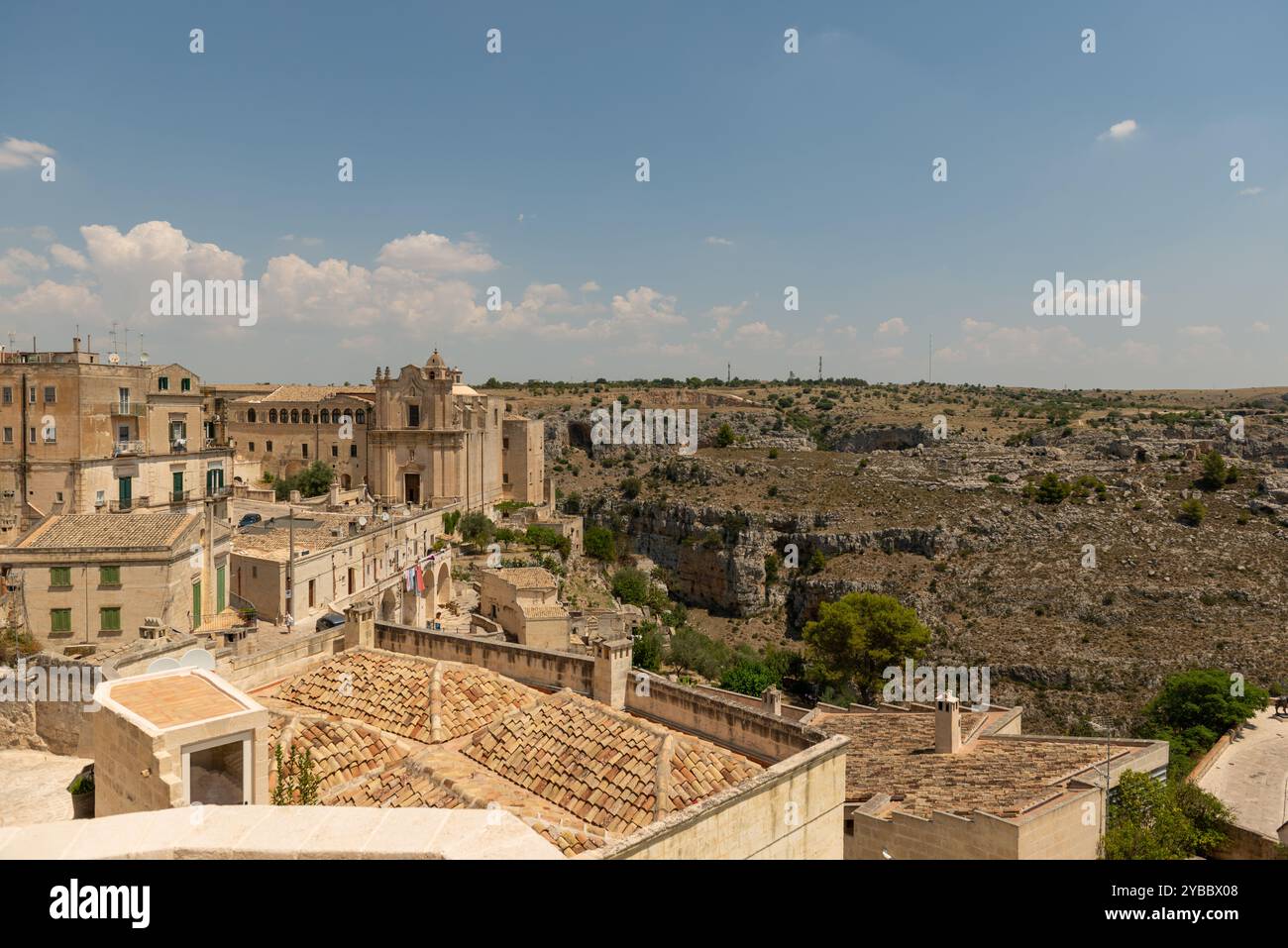 Matera ist eine Stadt auf einem Felsvorsprung in der Region Basilicata in Süditalien. Es ist die Heimat der Sassi. Stockfoto