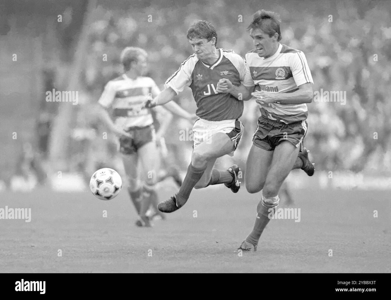 Brian Marwood, Arsenal, hält die Herausforderung von Mark Dennis, QPR ab. Arsenal gegen Queens Park Rangers Stockfoto