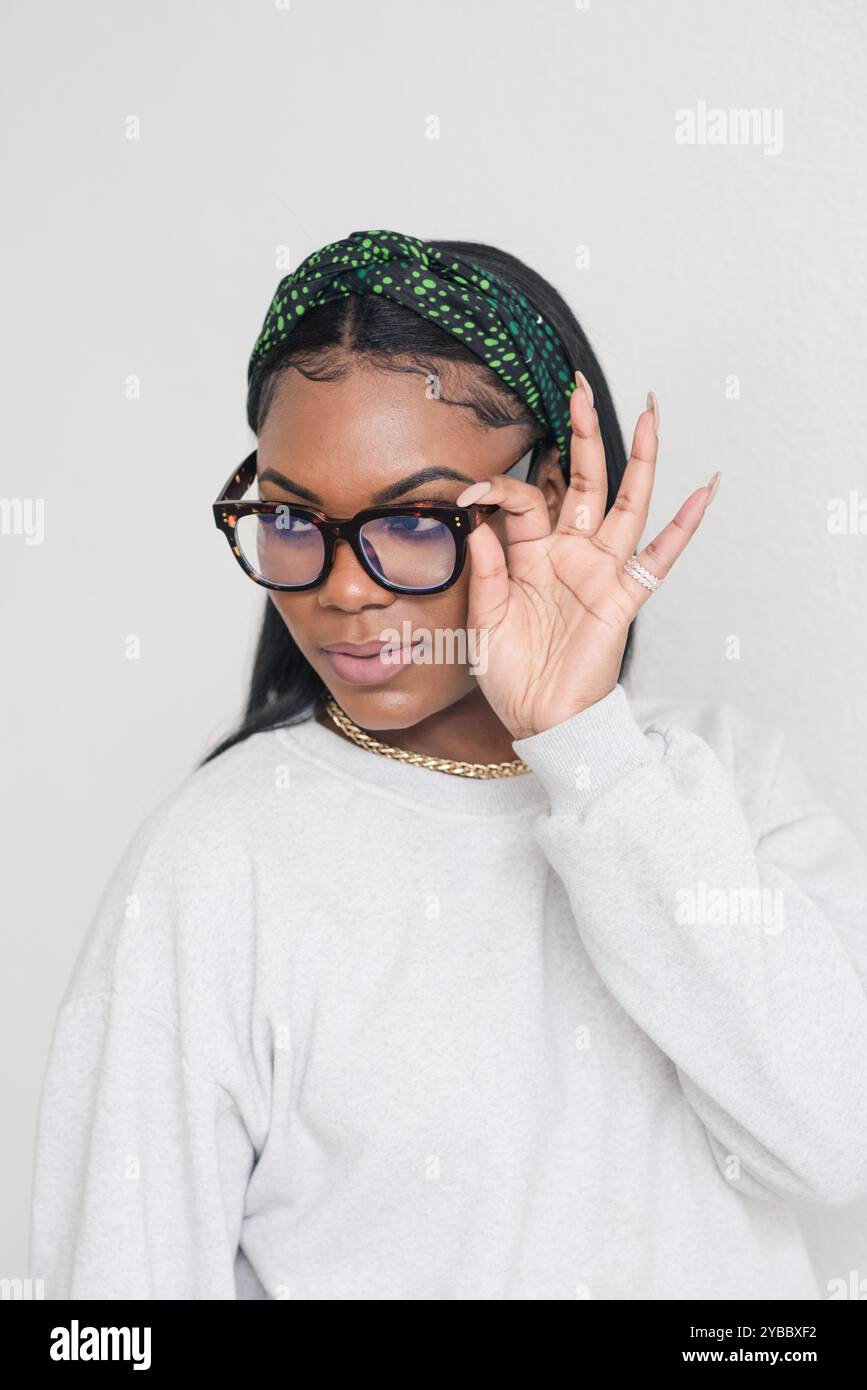 afroamerikanerin, die ihre Brille hält Stockfoto