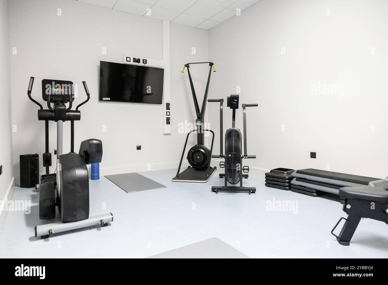 Fitnessraum mit Geräten und Stufen Stockfoto