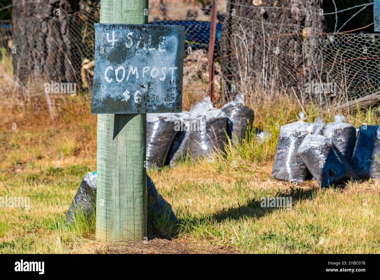 Plastiktüten voller Kompost, zum Verkauf am Straßenrand in Carcoar, New South Wales, Australien Stockfoto