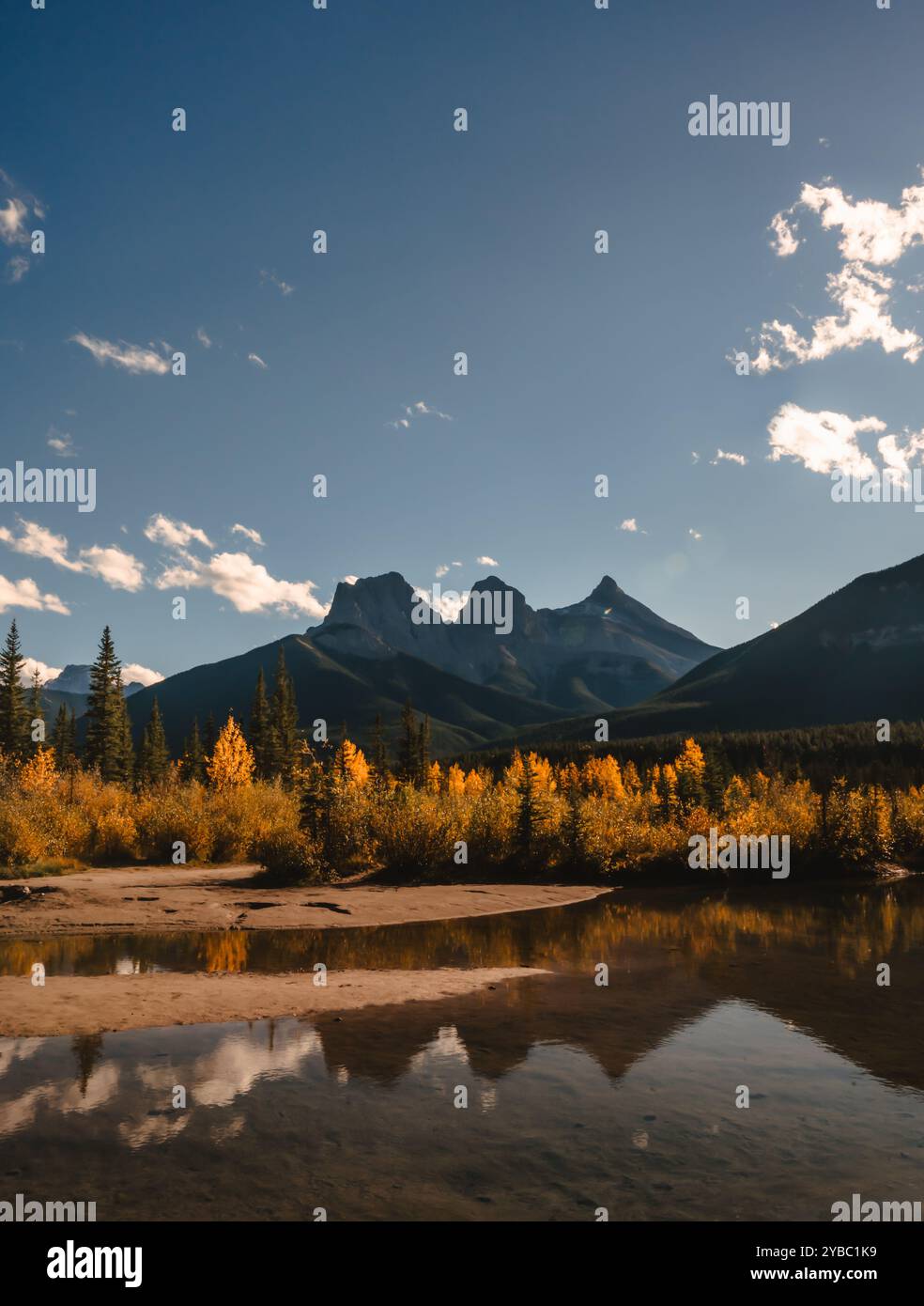 Three Sisters Mountain in Canmore, Alberta, Kanada am sonnigen Herbsttag. Stockfoto