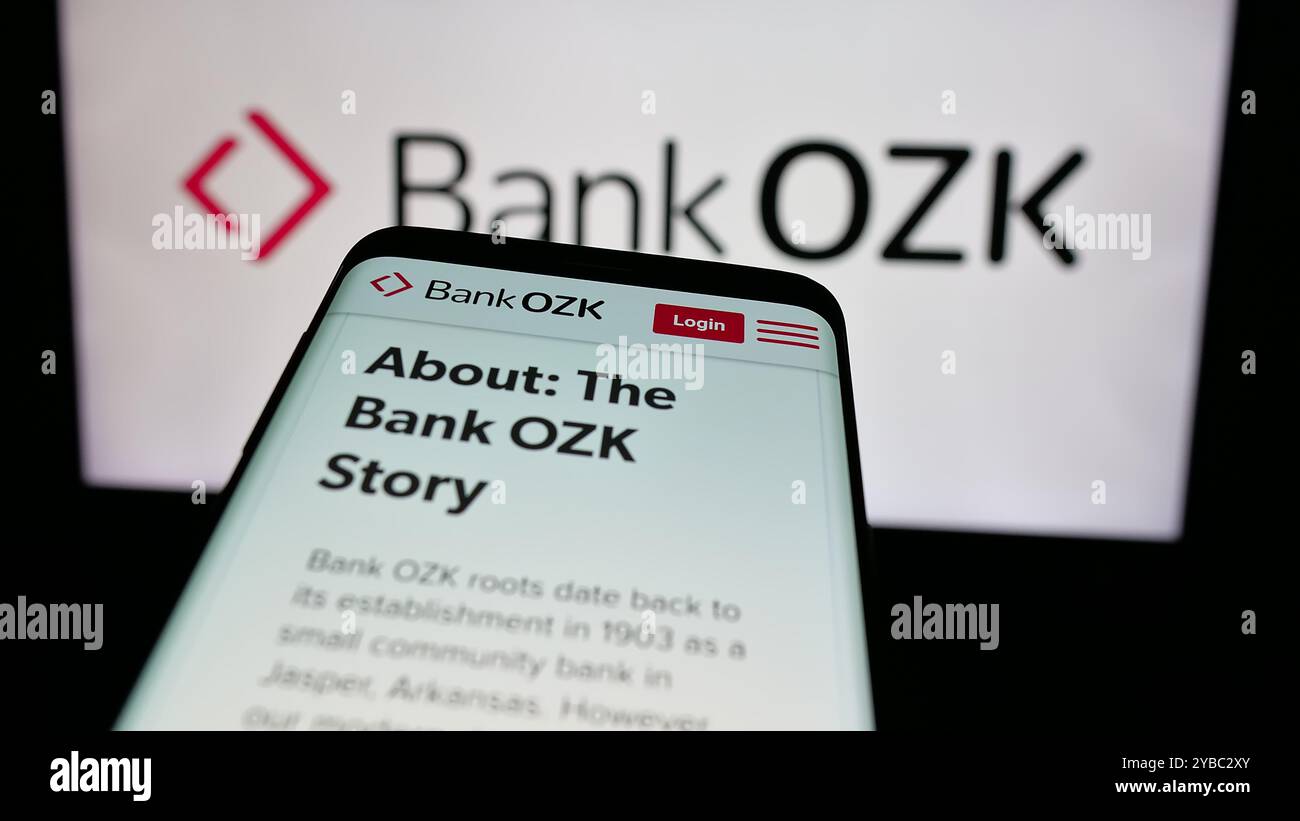 Smartphone mit Website des US-Finanzdienstleisters Bank OZK auf dem Bildschirm vor dem Geschäftslogo. Fokussieren Sie sich oben links auf der Telefonanzeige. Stockfoto