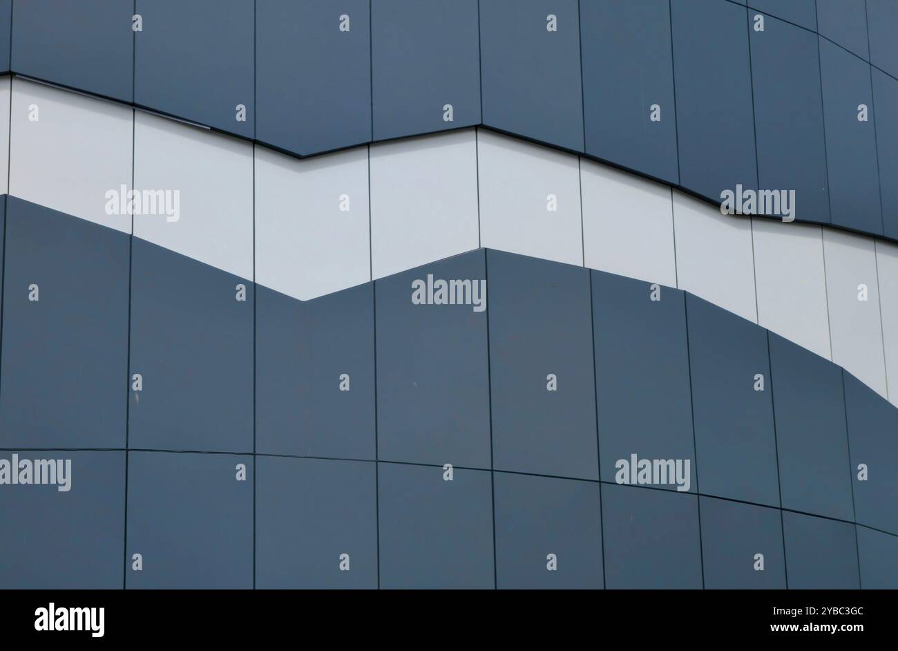 Moderner Kontrast: Außenansicht der Wand in Dunkelgrau und weiß in zeitgenössischem Design Stockfoto