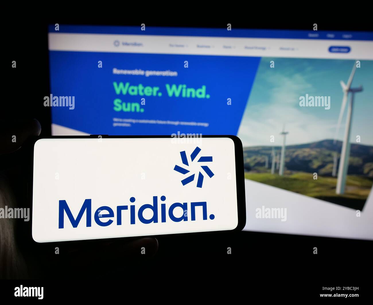 Person mit Smartphone und Logo des neuseeländischen Unternehmens Meridian Energy Limited auf dem Bildschirm vor der Website. Schwerpunkt auf dem Display des Telefons. Stockfoto