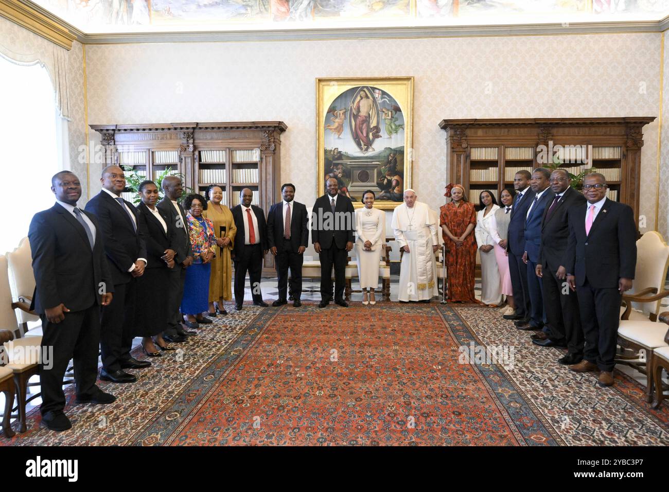 **NO LIBRI** Italien, Rom, Vatikan, 18.10.2024.Papst Franziskus empfängt in Privataudienz seine Majestät Mswati III., König von Eswatini im Vatikan. Foto von VATIKANISCHEN MEDIEN /Katholisches Pressefoto Stockfoto