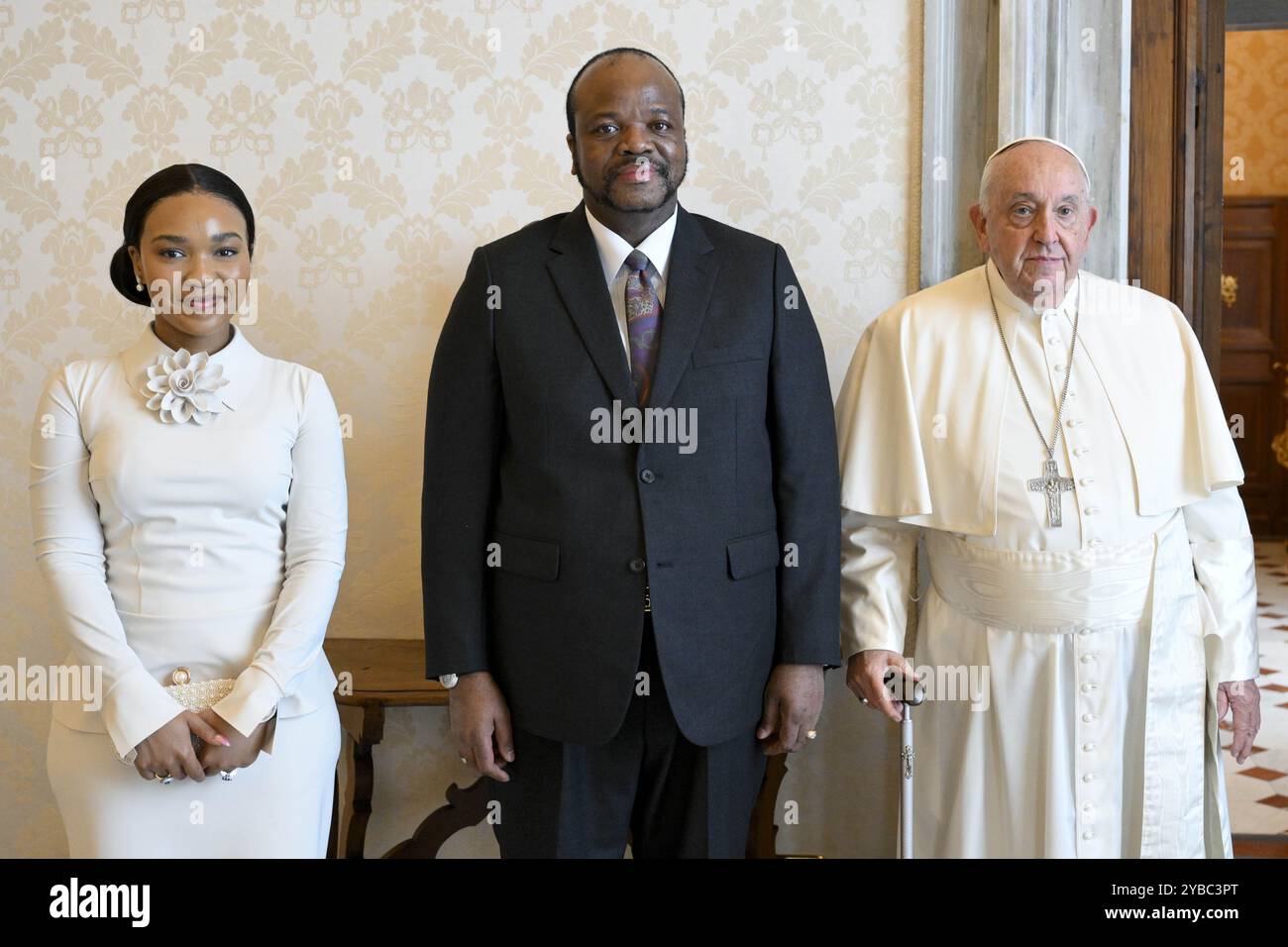 **NO LIBRI** Italien, Rom, Vatikan, 18.10.2024.Papst Franziskus empfängt in Privataudienz seine Majestät Mswati III., König von Eswatini im Vatikan. Foto von VATIKANISCHEN MEDIEN /Katholisches Pressefoto Stockfoto