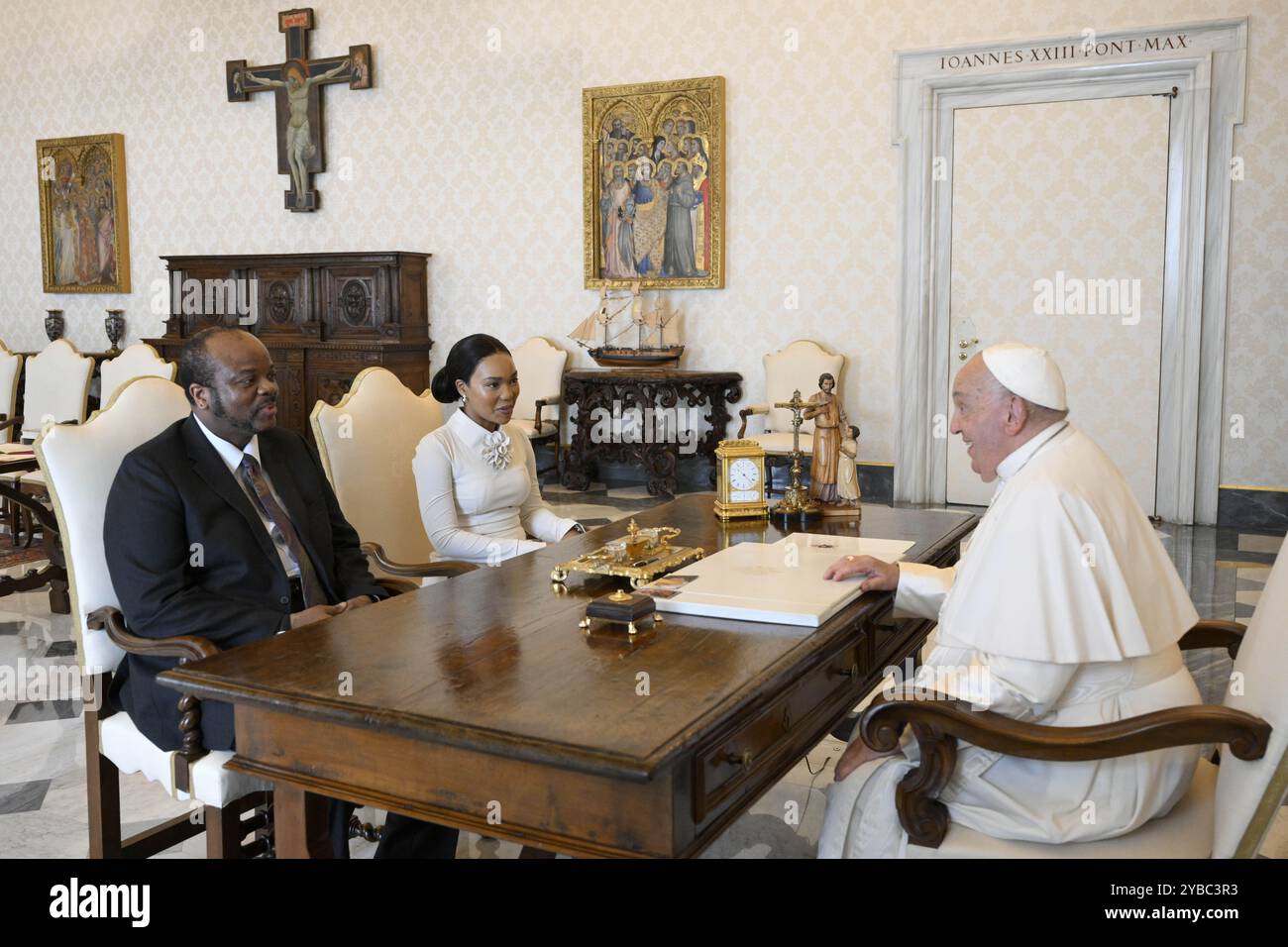**NO LIBRI** Italien, Rom, Vatikan, 18.10.2024.Papst Franziskus empfängt in Privataudienz seine Majestät Mswati III., König von Eswatini im Vatikan. Foto von VATIKANISCHEN MEDIEN /Katholisches Pressefoto Stockfoto
