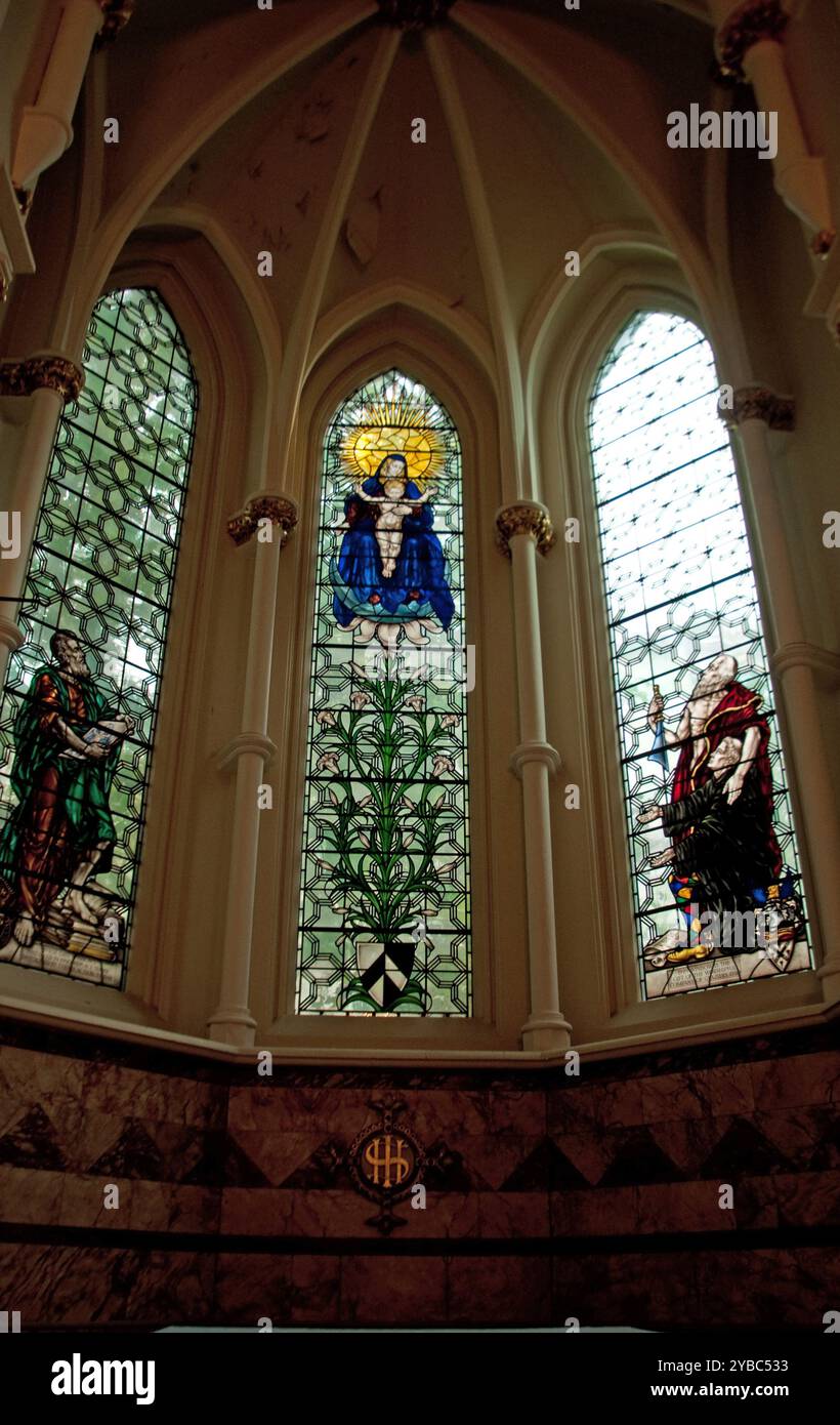 Buntglasfenster, über dem Hauptaltar, Hospital Church of St Bartholomew the Less, Smithfield; City of London, England, Großbritannien; Stockfoto