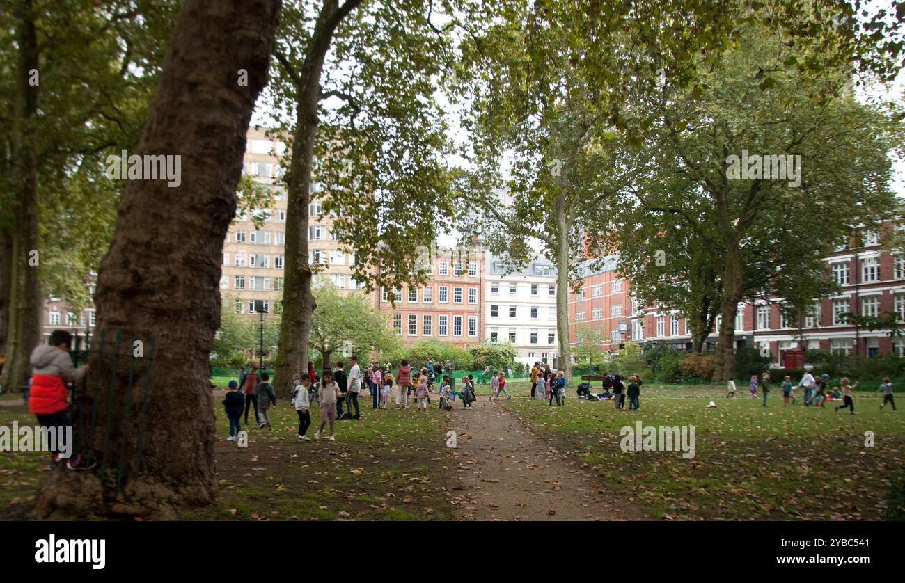 Kinder spielen, Charterhouse Square, Smithfield, City of London, England, Vereinigtes Königreich Stockfoto