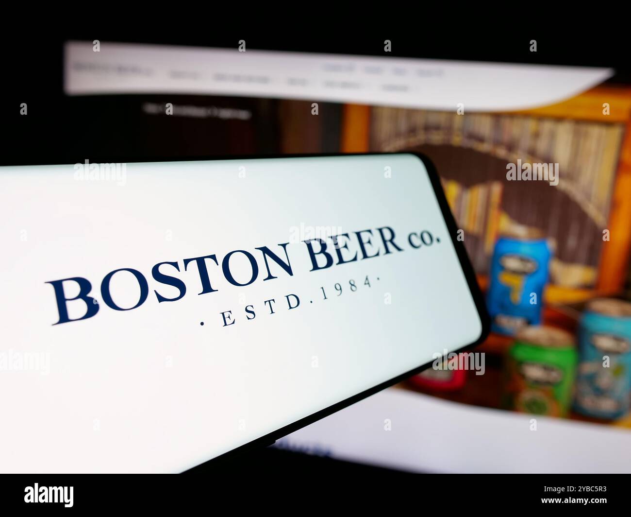 Smartphone mit Logo des amerikanischen Brauereiunternehmens Boston Beer Company auf dem Bildschirm vor der Website. Fokussieren Sie sich auf die linke Mitte des Telefondisplays. Stockfoto