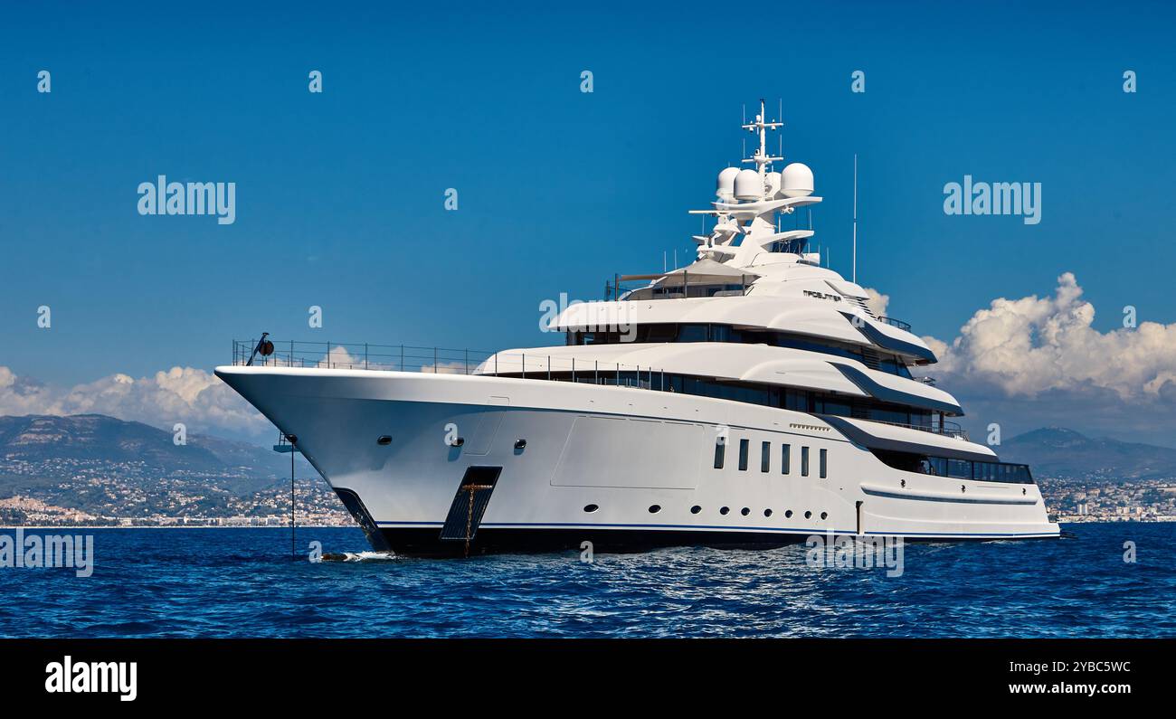 95 m Lurssen Superyacht Madsummer vor Anker bei Antibes im Mittelmeer. Stockfoto