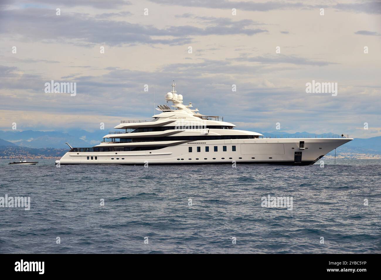 95 m Lurssen Superyacht Madsummer vor Anker bei Antibes im Mittelmeer. Stockfoto