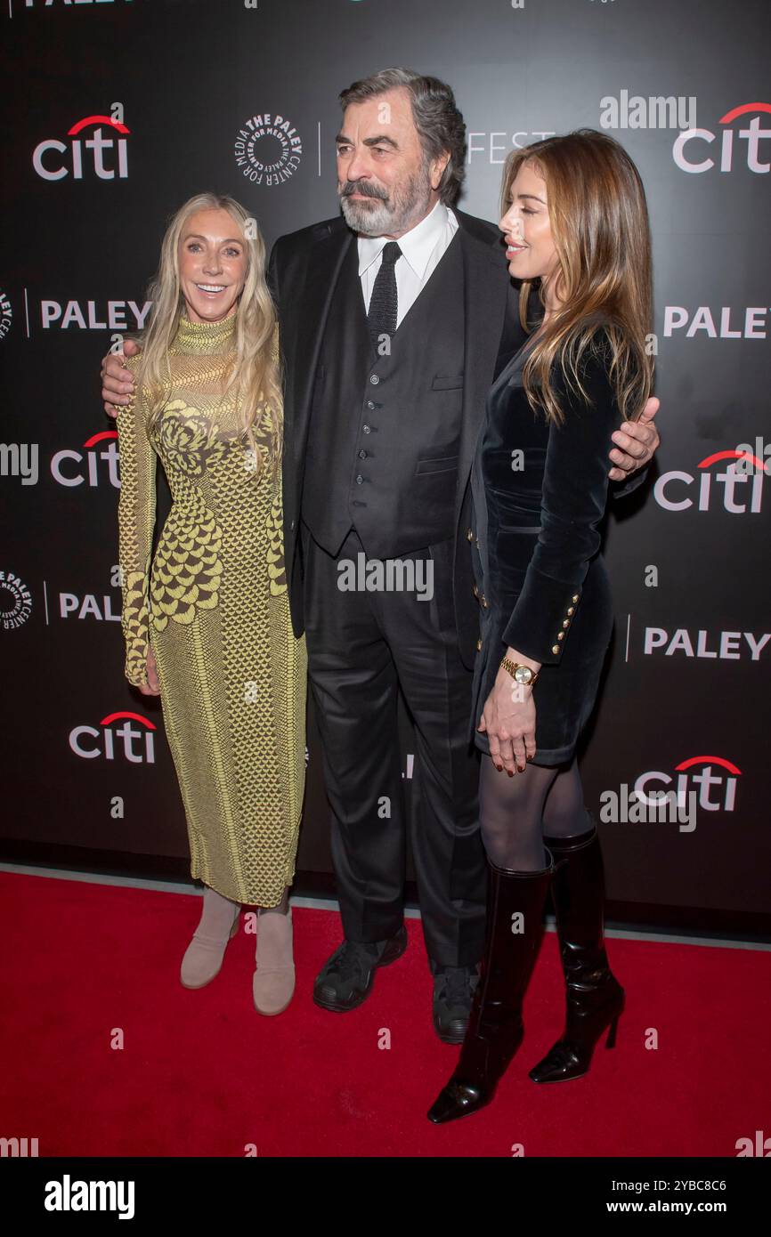 New York, Usa. Oktober 2024. (L-R) Jillie Mack, Tom Selleck und Tochter Hannah Selleck besuchen die „Blue Bloods“ während des PaleyFest 2024 im Paley Museum in New York City. (Foto: Ron Adar/SOPA Images/SIPA USA) Credit: SIPA USA/Alamy Live News Stockfoto