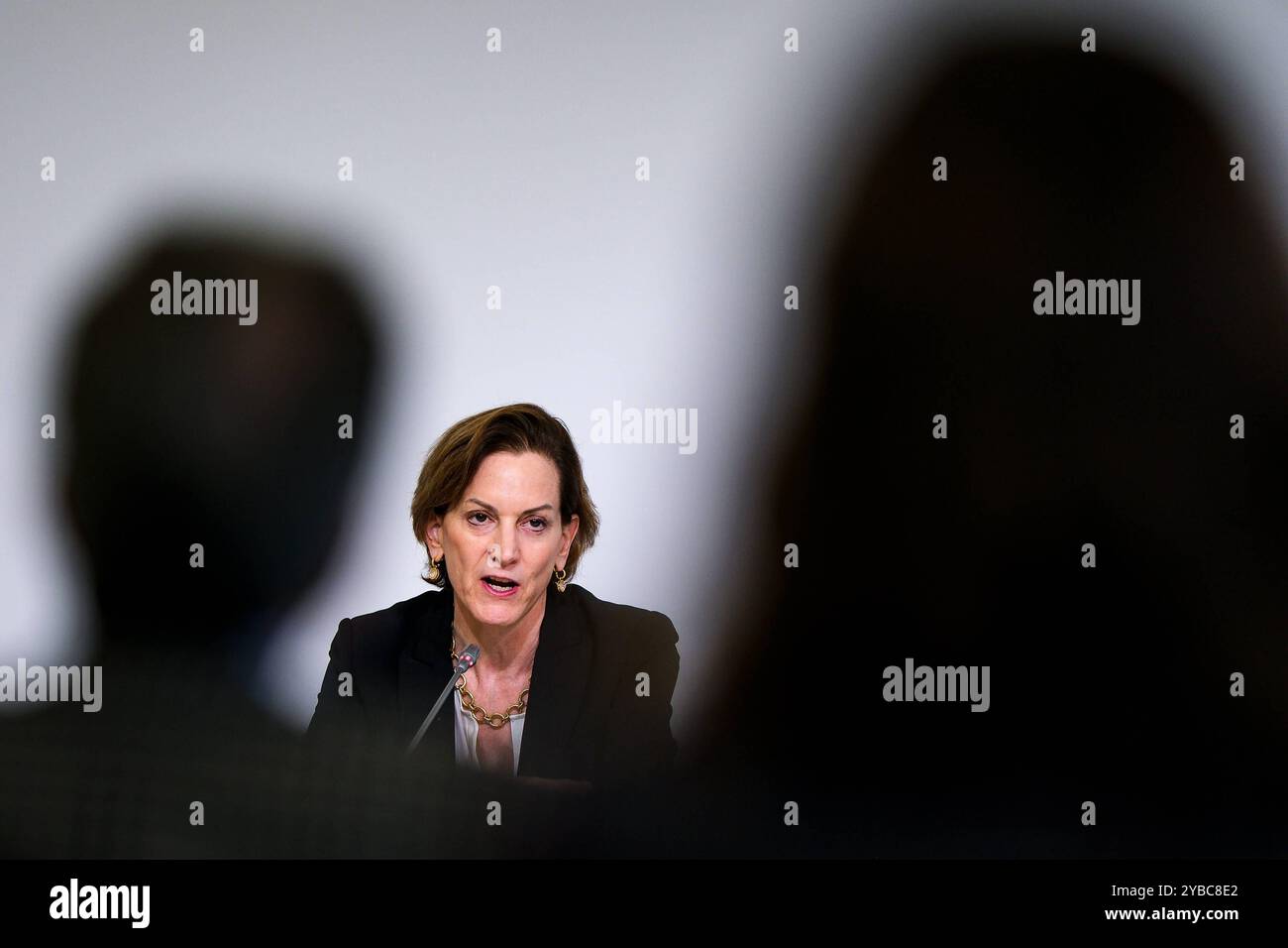 Frankfurter Pressekonferenz mit Friedenspreisträgerin Anne Applebaum. Frankfurter Buchmesse 2024. Anne Applebaum, die Trägerin des diesjährigen Friedenspreises des Deutschen Buchhandels, während einer Pressekonferenz auf der Frankfurter Buchmesse, 18.10.2024. *** Frankfurter Pressekonferenz mit Friedenspreisträgerin Anne Applebaum Frankfurter Buchmesse 2024 Anne Applebaum, diesjähriger Friedenspreis des Deutschen Buchhandels, während einer Pressekonferenz auf der Frankfurter Buchmesse, 18 10 2024 Copyright: XEibner-Pressefoto/FlorianxWieganx EP FWD Stockfoto