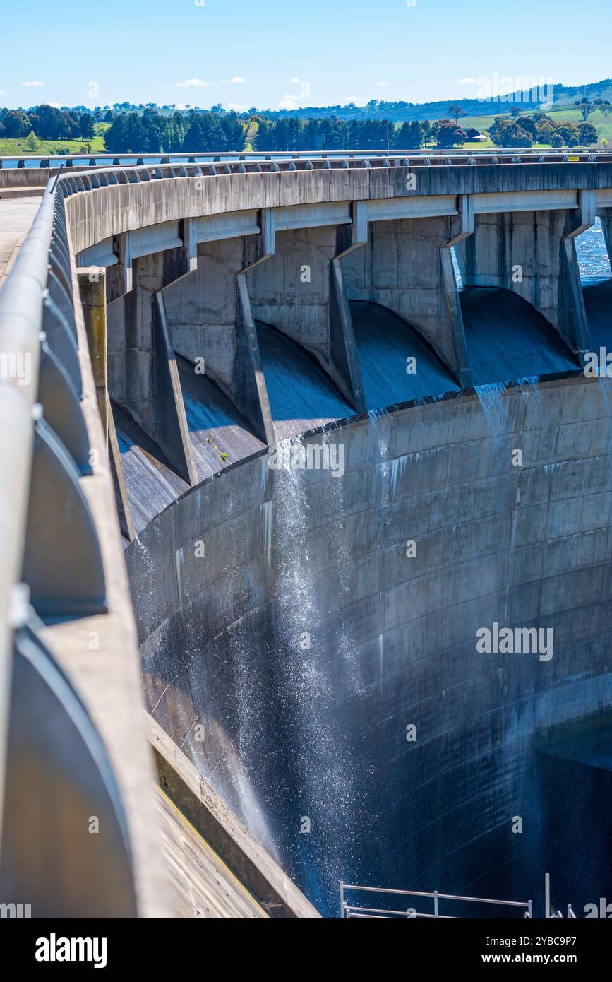 Die Doppel-Parabolsteinmauer aus Beton, die 36 Giga Liter Wasser und einen 4 Quadratkilometer großen See am Carcoar Dam in Central Western New South Wales zurückhält Stockfoto