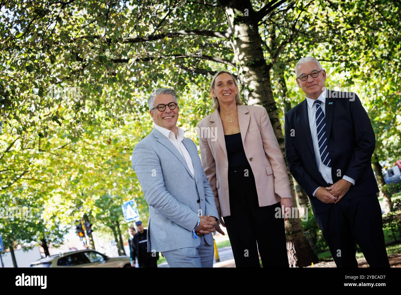 Der spätere Knokke-Heist zweite Stadtrat Bert de Brabandere, der spätere Bürgermeister von Knokke-Heist Cathy Coudyser und der spätere Knokke-Heist erste Stadtrat Piet de Groote posieren für den Fotografen nach einer Pressekonferenz, um Knokke-Heists neue Mehrheit am Freitag, den 18. Oktober 2024, nach den Kommunalwahlen am 13. Oktober zu präsentieren. Nach mehr als 40 Jahren hat die Gemeentebelangen-Partei unter der Leitung des verstorbenen Bürgermeisters Lippens keine absolute Mehrheit. Die neue Inzicht-Partei, eine Zusammenarbeit zwischen N-VA und CD&V, ist mit mehr als 34 Prozent der Stimmen die größte. BELGA FOTO KURT DESPLENTER Stockfoto