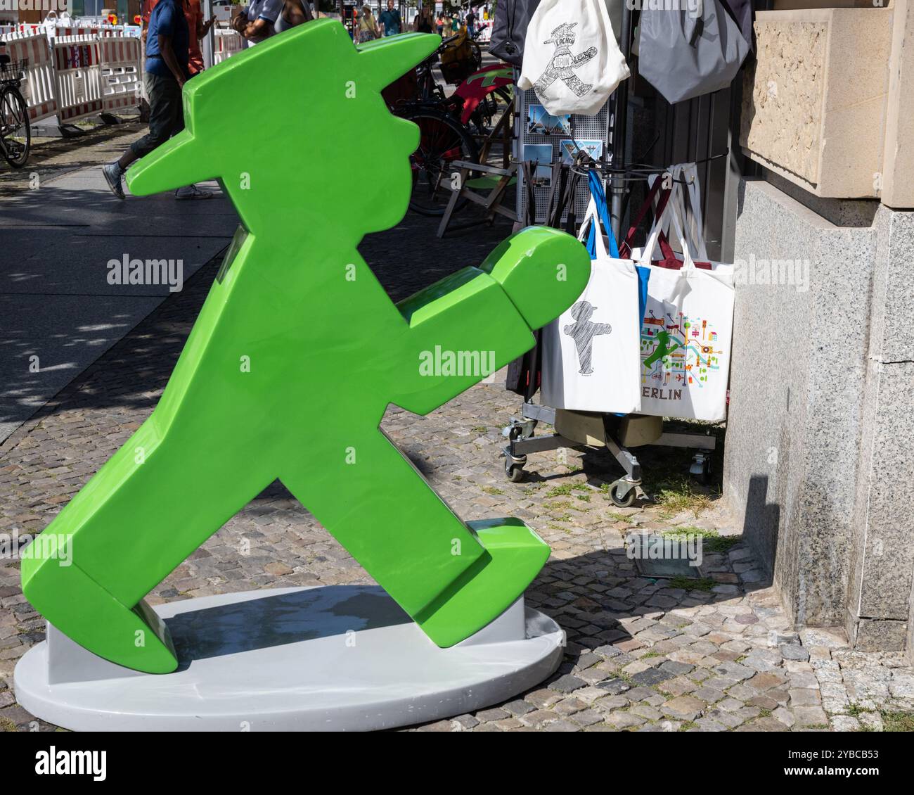 Ampelmännchen, die bekannte ostdeutsche Fußgängersignalfigur vor dem Ampelmann Souvenirshop in Berlin Stockfoto