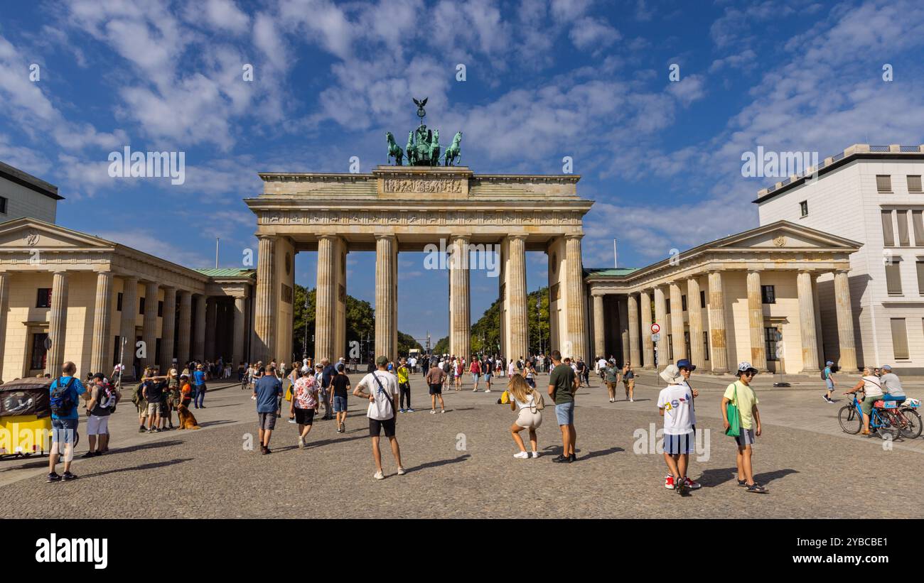 Touristen Sightseeing am Brandenburger Tor, Low Angle, Berlin, Deutschland Stockfoto