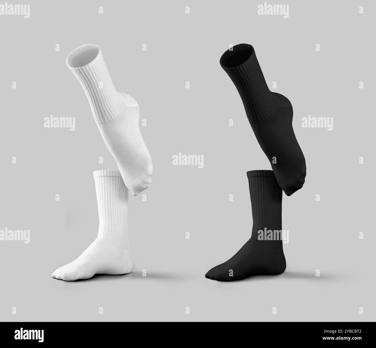 Vorlage aus weißen, schwarzen, hohen Socken, Gamaschen 3D-Rendering, Vorderansicht, ein Bein nach oben, Zehenspitze gestreckt, isoliert auf Hintergrund. Outfit-Set für Design, Muster Stockfoto