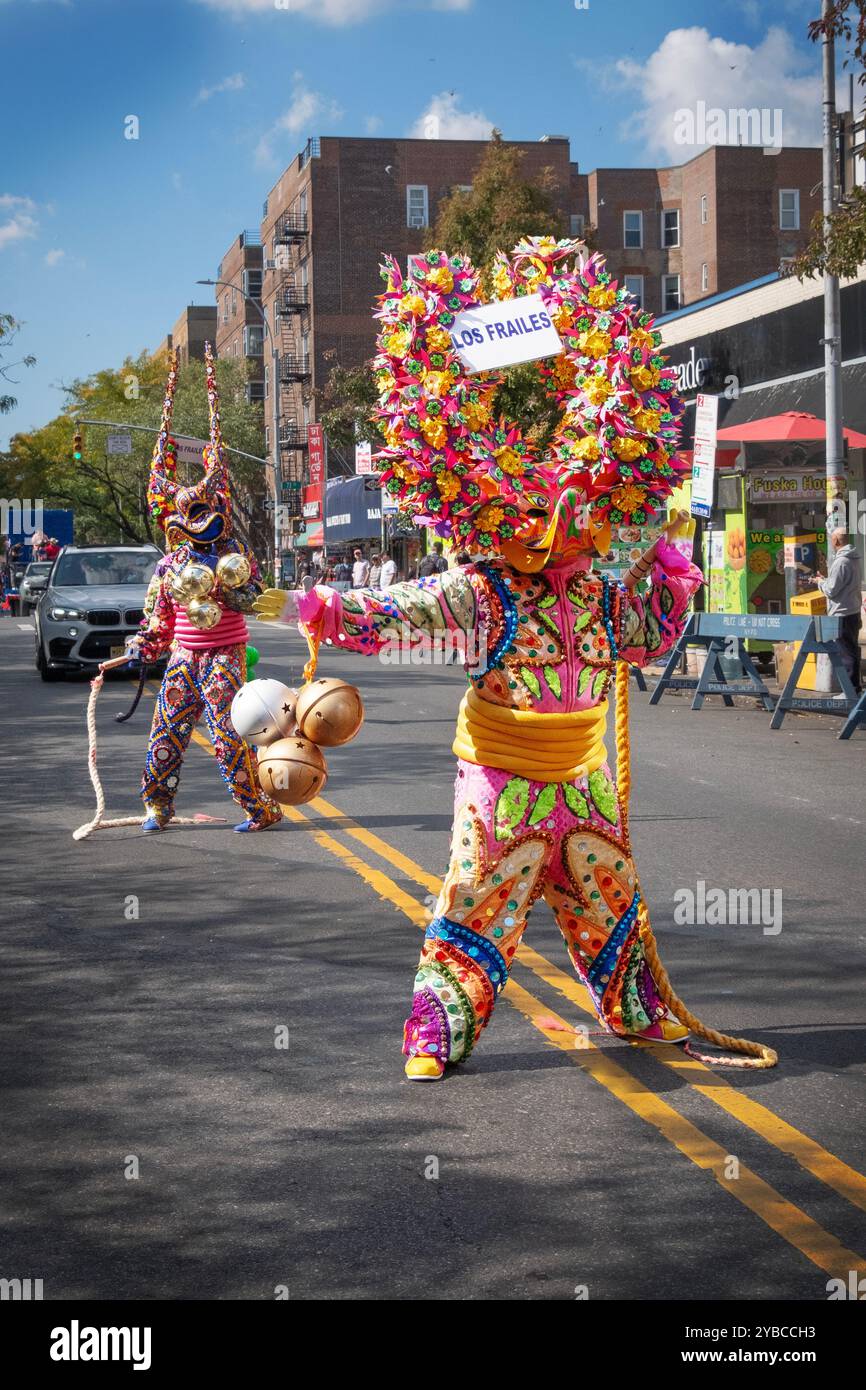 Marschieren in fantastischen Kostümen der Tanzgruppe Los Frailes bei der Dominican Day Parade 2024 in Jackson Heights, Queens, New York Stockfoto