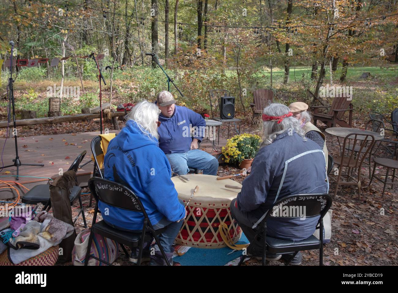 Ein Trommelkreis beginnt den Tag der Indigenen Völker. In New Paltz, NY auf der Stone Martin Farm. Stockfoto