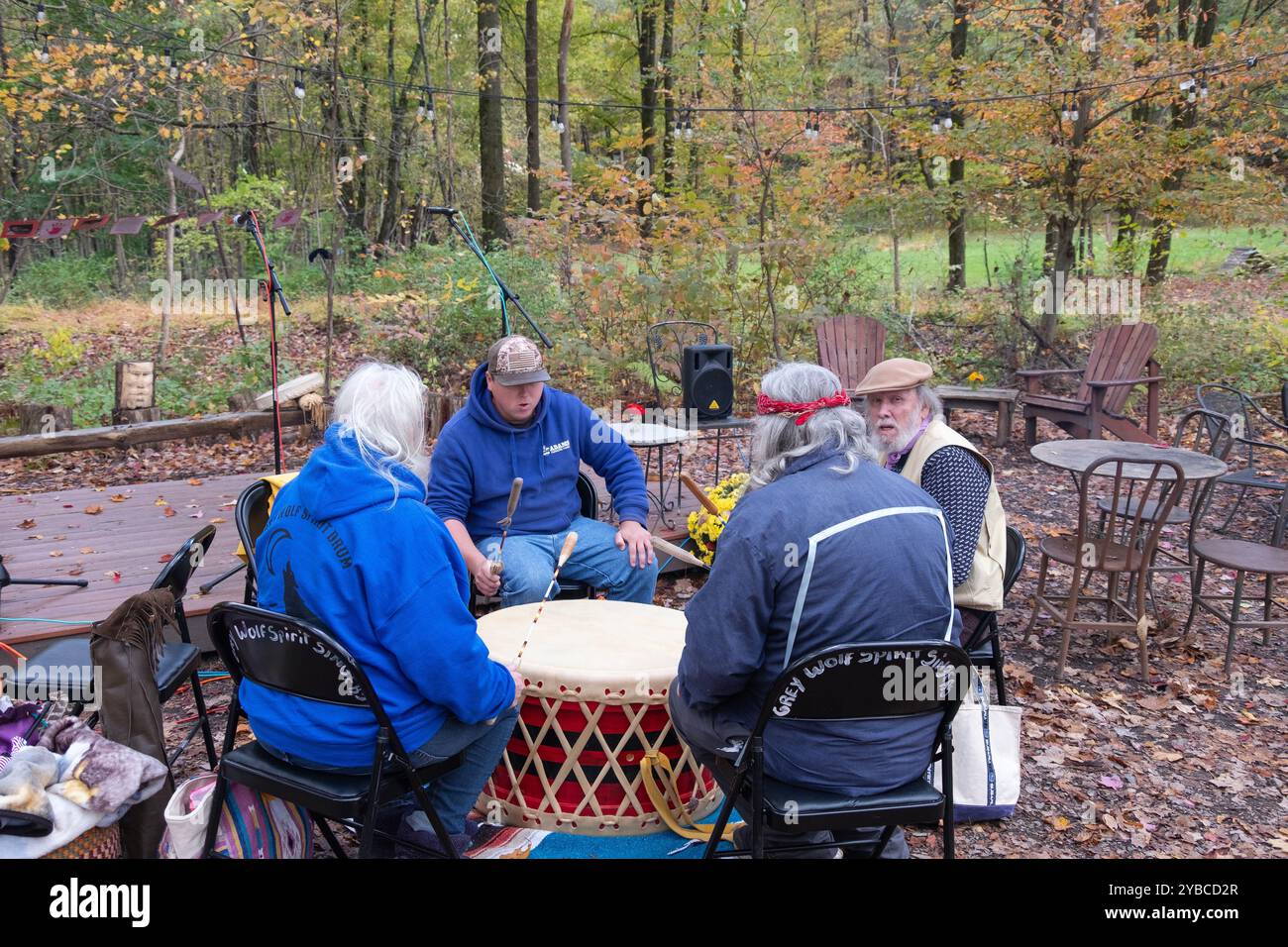 Ein Trommelkreis bei einer Feier zum Tag der indigenen Völker. In New Paltz, NY auf der Stone Martin Farm. Stockfoto