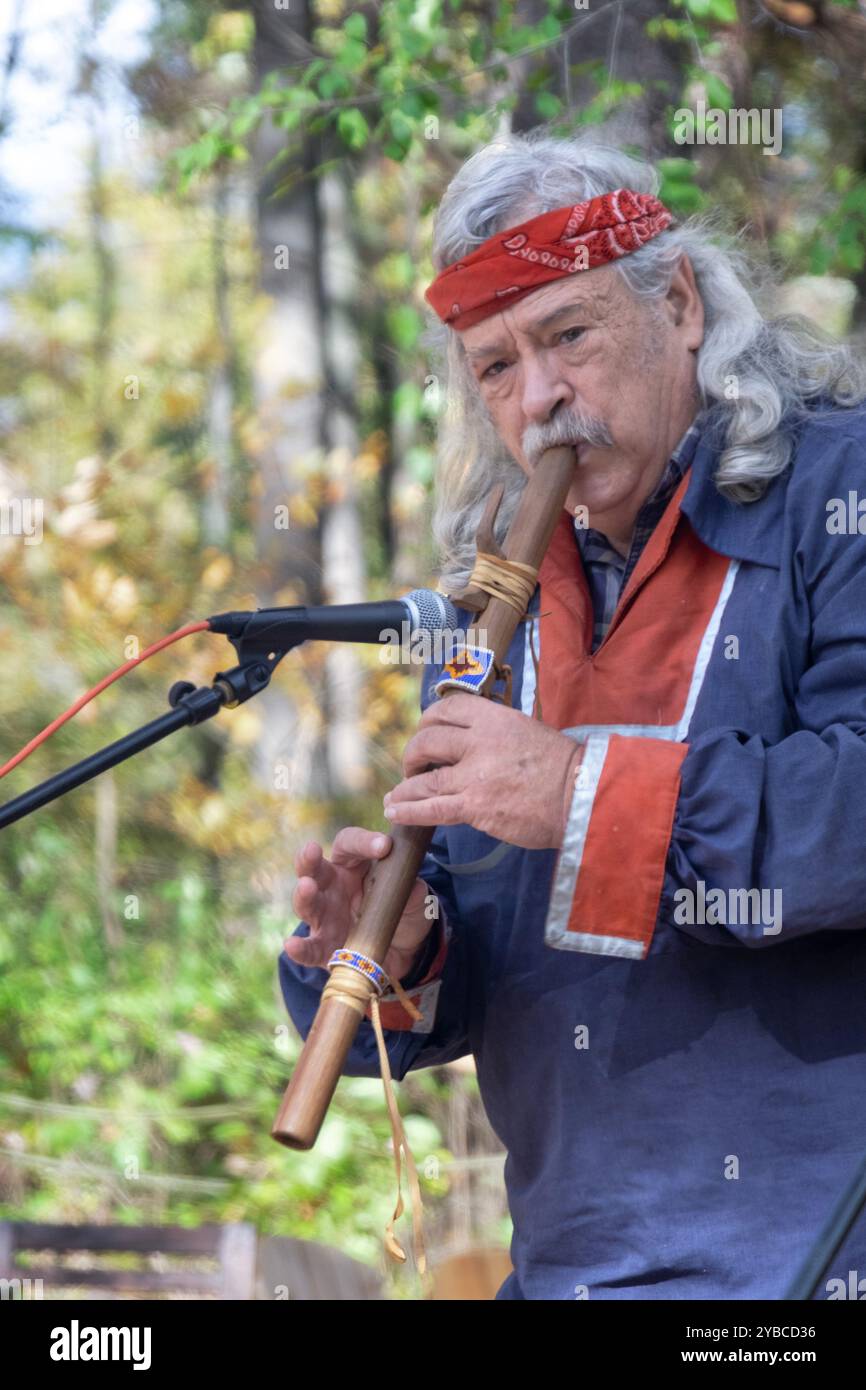 Ein Mitglied des Munsee-Stammes spielt eine Bambus-Ashar-Flöte bei einer Feier zum Tag der Indigenen Völker. In New Paltz, NY auf der Stone Martin Farm. Stockfoto