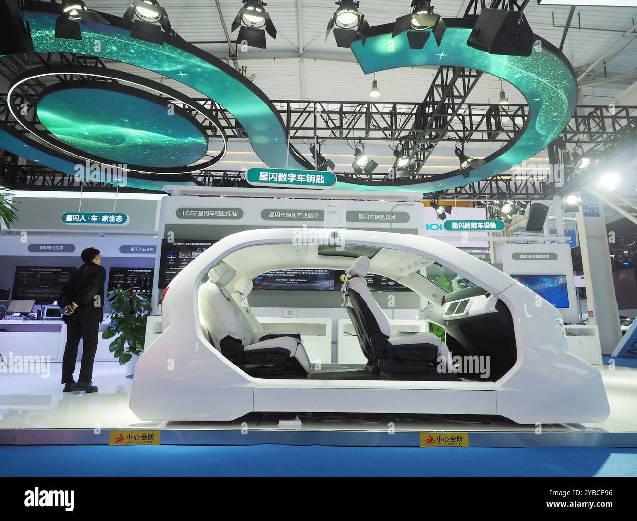 PEKING, CHINA - 18. OKTOBER 2024 - Zuschauer besuchen intelligente Fahrzeugmodelle auf der World Intelligent Connected Vehicle Conference 2024 in Peking, China Stockfoto