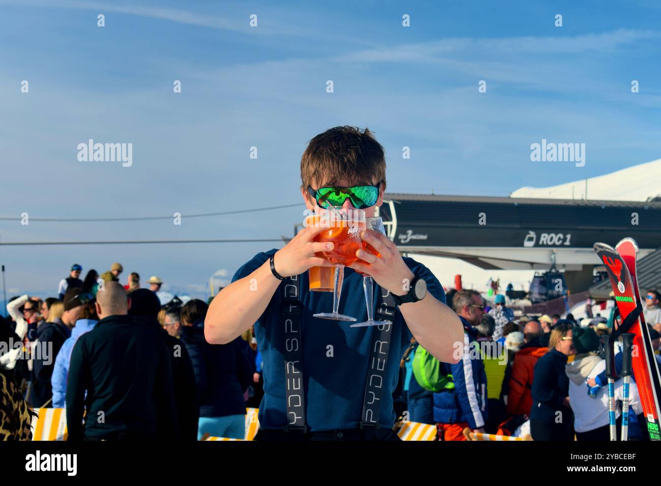 Les Menuires, Frankreich - 13. März 2024: Junger Skifahrer mit Getränken und Cocktails bei einem Apres Ski Event im Skigebiet Les Menuires in den drei Tälern Stockfoto