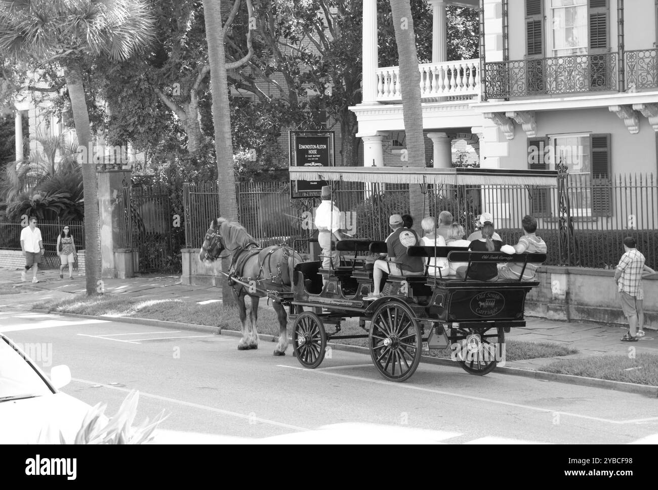 Ein Reiseleiter mit einer Pferdekutsche erzählt die Geschichte des Edmondston-Alston House mit Touristen auf der Battery Street, Charleston, South Carolina. Stockfoto