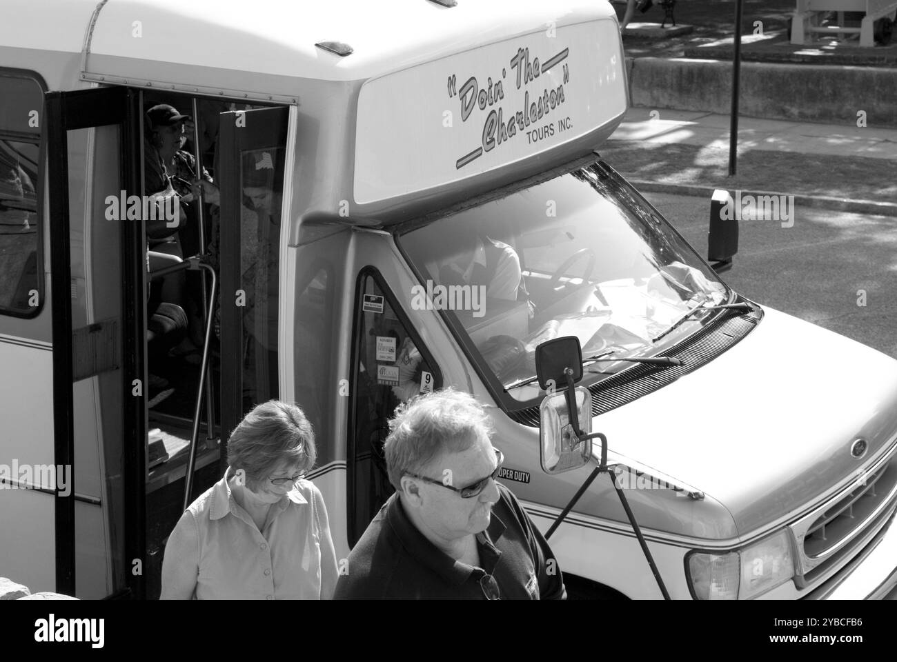 Kaukasisches Paar, das aus einem Tourbus am Battery, einem historischen Wasserpark in Charleston, South Carolina, USA, aussteigt Stockfoto