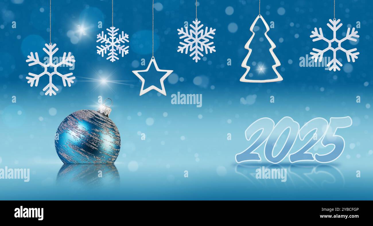 Lebhafte Weihnachtsszene mit 2025 Zahlen, glitzerndem Ornament, Schneeflocken und festlicher Dekoration. Stockfoto