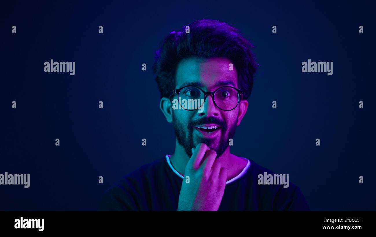 Infografik-Hologramm-Bearbeitungsvorlage UV-Hintergrund Arabischer Mann High-Tech-Internettechniker denken Programmierer Codierung Touch Air Stockfoto